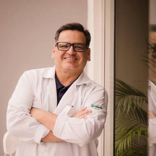 Médico pela Universidade Federal do Amazonas (CRM AC 749), Médico de Família e Comunidade (RQE 1990), Médico Psiquiatra (RQE 1256, Titulado em Clínica Médica (RQE 210), Mestre em Medicina e Saúde pela Universidade Federal da Bahia e Doutor em Ciências pel