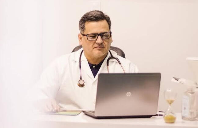 Cartão de visitas digital do Dr. Marcelus Negreiros, médico psiquiatra, de família e comunidade e professor do curso de medicina da Universidade Federal do Acre.